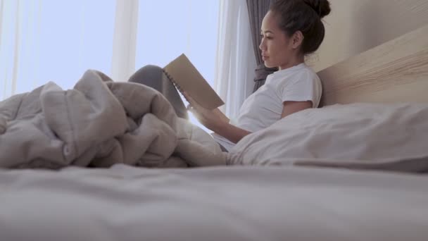 Jonge Aziatische Vrouw Comfortabel Leunend Lichaam Het Bed Lezen Boek — Stockvideo