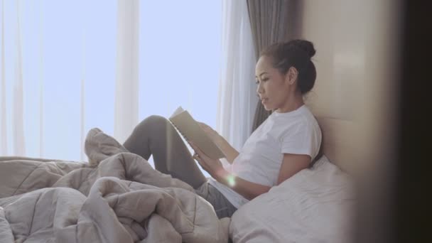 Ung Asiatisk Kvinna Bekvämt Lutande Kropp Sängen Läsa Boken Ensam — Stockvideo