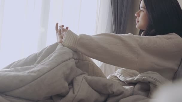 Sömnig Ung Asiatisk Kvinna Bara Sitta Ner Sängen Inne Sovrummet — Stockvideo