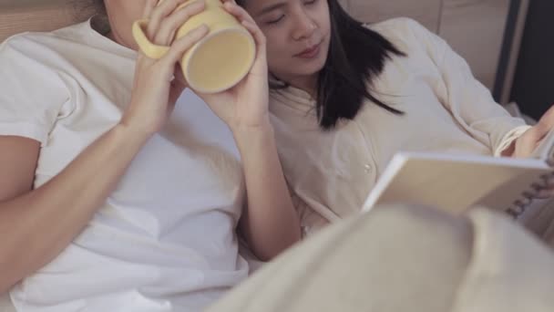 Asiatisches Lesbisches Paar Das Morgens Zeit Miteinander Verbringt Indem Bücher — Stockvideo