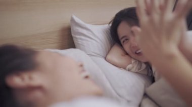 Asyalı lezbiyen çift yatakta uzanıyor, el ele tutuşuyorlar, LGBT özgürlüğü, bağlanma ilişkisi, rahat yatak odası sıcak battaniyesi, cinsel eşitlik paylaşımı, transseksüel hareket