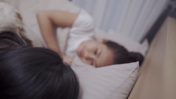 Aziatisch Lesbisch Paar Liggend Binnen Deken Slaapkamer Zoek Knuffelen Spelen — Stockvideo