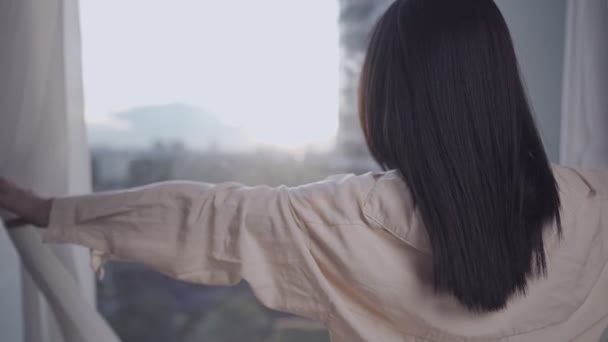 Jeune Femme Asiatique Réveille Fait Étirement Sur Lit Matin Ouvrir — Video