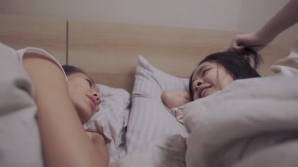 Aziatisch Lgbt Lesbisch Paar Knuffelen Binnen Warme Deken Het Bed — Stockvideo