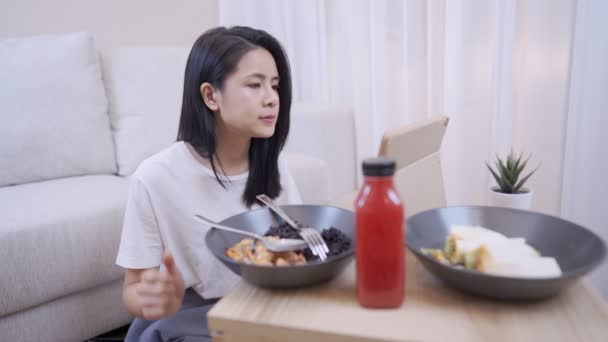 음식을 아시아 아파트 간단한 생활을 보여주는 소파와 태블릿을 온라인 콘텐츠를 — 비디오
