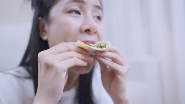 Nahaufnahme Junger Asiatischer Hündinnen Mit Händen Die Hühnerwickel Essen Großes — Stockvideo