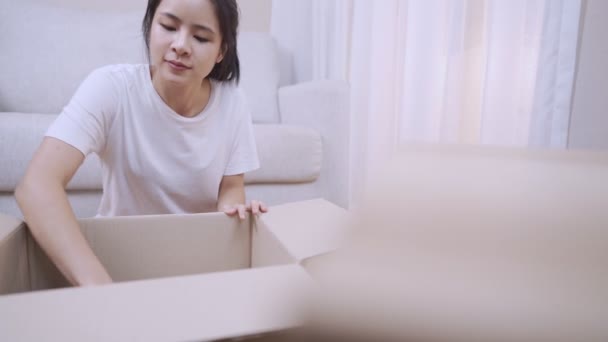 Jovem Mulher Asiática Tirar Coisas Fora Pacote Caixa Papelão Organizando — Vídeo de Stock