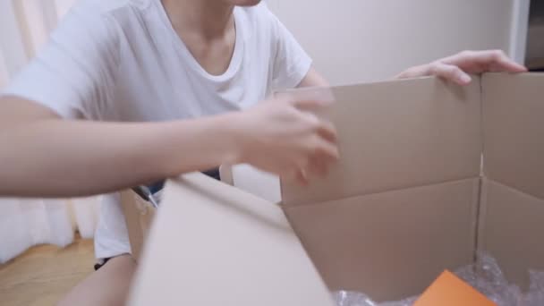 Close Θηλυκό Αγοράζουν Νέο Διαμέρισμα Πάρει Πράγματα Από Κουτί Αποθήκευσης — Αρχείο Βίντεο