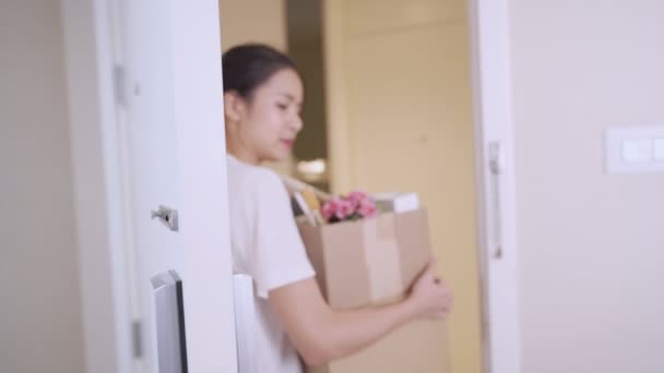 Junge Erwachsene Asiatische Frau Betritt Die Neue Wohnung Trägt Braunen — Stockvideo
