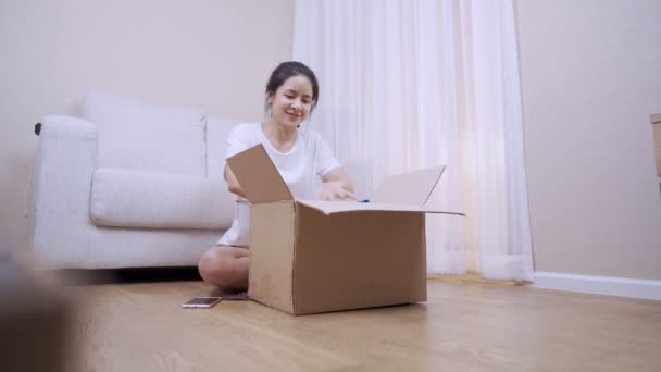 Wide Shot Female Moving New Apartment Take Stuff Out Parcel — Stock Video