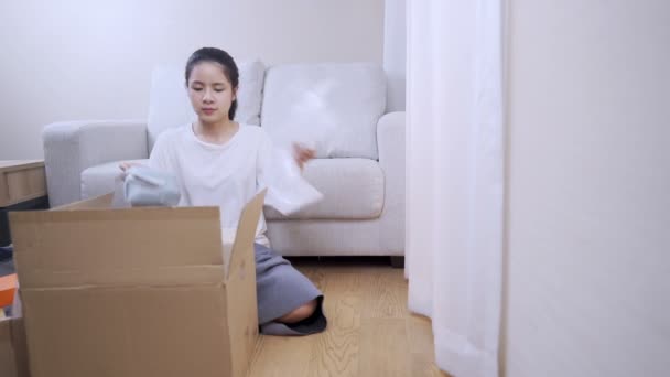 Tiro Jovens Colocando Coisas Pacote Caixa Papelão Preparando Para Sair — Vídeo de Stock