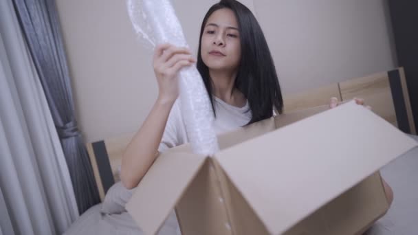 Giovane Ricevitore Donna Asiatica Sedersi Sul Letto Unboxing Consegna Pacchetto — Video Stock