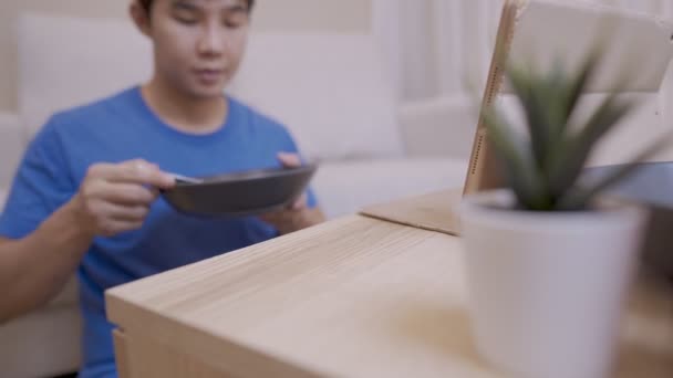 Joven Hombre Asiático Mostrando Estilo Vida Simple Dentro Apartamento Después — Vídeo de stock