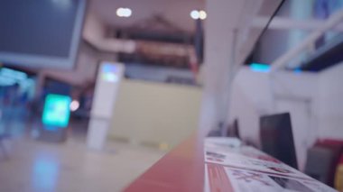 Genç Asyalı kadın seyahat belgelerini havaalanı terminalindeki bilet gişelerine, havayolu uçuş kartlarına, covid-19 salgınına, yeni normal seyahat sosyal mesafelerine, havacılık endüstrisine verdi. 