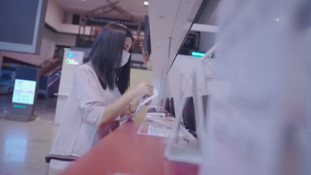 年轻的亚洲女性将旅行证件交给机场候机厅的售票员 航空公司登机证 Covid 19流行病 新的正常旅行社交距离 航空业 — 图库视频影像