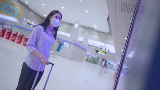 Mulher Trabalhadora Tiro Largo Stand Máscara Médica Frente Placa Horário — Vídeo de Stock