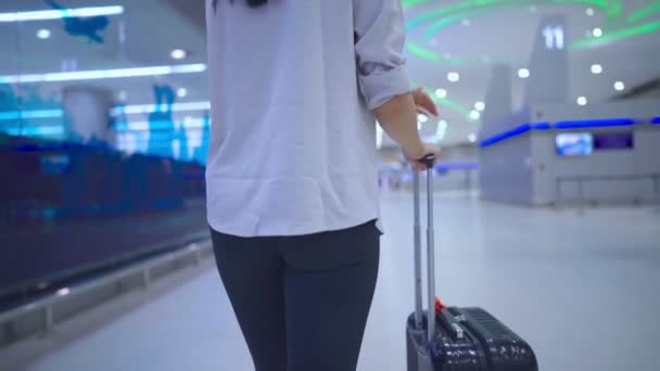 Cerrahi Maske Takmış Bir Kadının Havaalanı Terminalinde Tek Başına Tramvay — Stok video