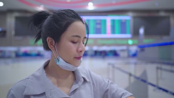 Jovem Mulher Usa Máscara Facial Dentro Aeroporto Dentro Terminal Aeroporto — Vídeo de Stock