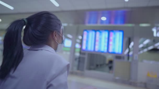 Skjuten Bakifrån Asiatisk Kvinna Vit Mask Ser Upp Till Flygplatsen — Stockvideo