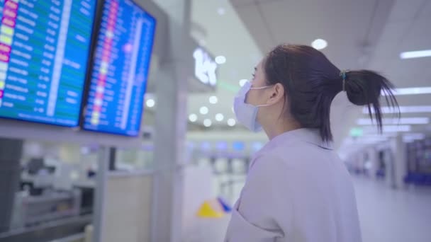 Mujer Asiática Joven Usa Mascarilla Protectora Blanca Mirando Pantalla Visualización — Vídeos de Stock