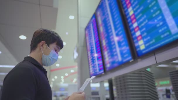 Asijský Mladý Muž Nosit Ochrannou Masku Obličeje Stojící Před Letištním — Stock video