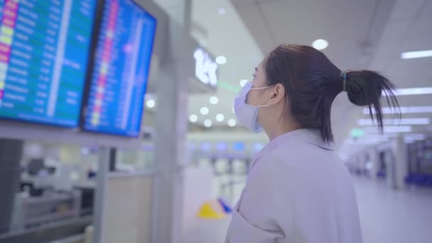 Jovem Mulher Usar Máscara Médica Olhando Para Companhias Aéreas Tela — Vídeo de Stock