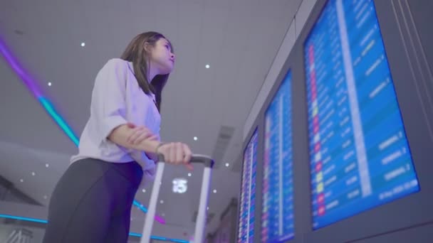 Jonge Mooie Aziatische Vrouw Staat Voor Luchtvaartmaatschappij Tijdschema Lcd Scherm — Stockvideo