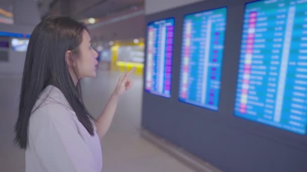 Ung Asiatisk Kvinna Tittar Flygschema Flygplatsen — Stockvideo