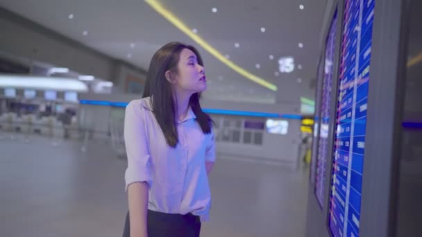 Молода Красива Азіатська Жіноча Перевірка Пасажирів Польоту Дивлячись Екран Розкладу — стокове відео