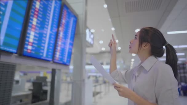 Joven Asiática Mujer Viendo Horario Vuelo Aeropuerto — Vídeos de Stock