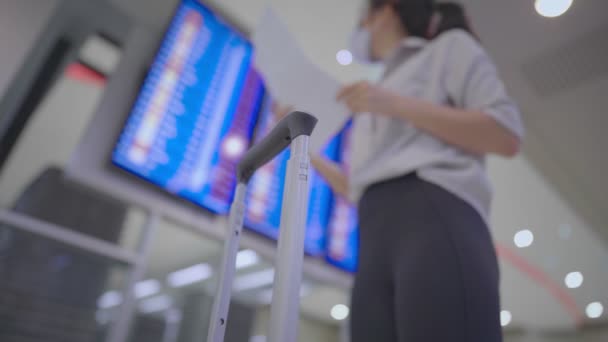 Asiatisk Ung Kvinna Bära Mask Står Framför Flygplatsen Flygtid Schema — Stockvideo