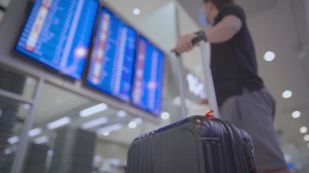 Asyalı Erkek Havaalanı Uçuş Zamanı Çizelgesi Ekranının Önünde Maske Takıyor — Stok video
