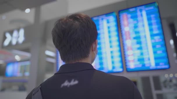 Asian Young Pasajero Masculino Mirando Hacia Arriba Pantalla Tiempo Vuelo — Vídeos de Stock