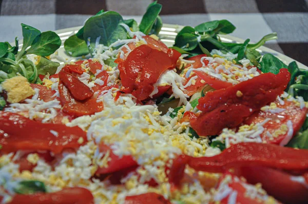  Akdeniz salatası, marul, patates, biber, yumurta, ton balığı ve zeytinyağı.