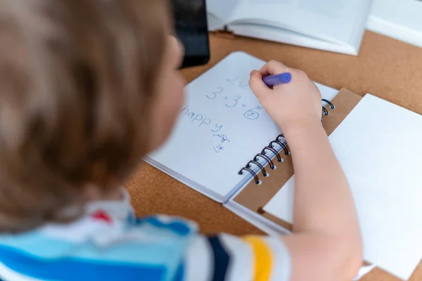 Tillbaka Till Skolan Distansutbildning Nätet Beskär Kaukasiskt Leende Pojke Studerar — Stockfoto