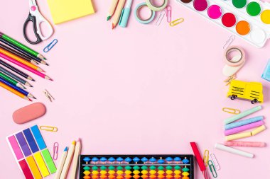 Modern pembe ofis masaüstü, okul malzemeleriyle dolu boş bir masa. Mesaj için. Okul konseptine geri dönelim. Boşluğu kopyala