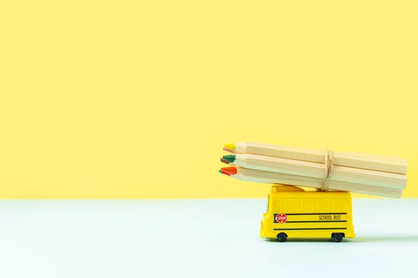 Volver Composición Escolar Con Modelo Autobús Escolar Amarillo Lápices Color — Foto de Stock