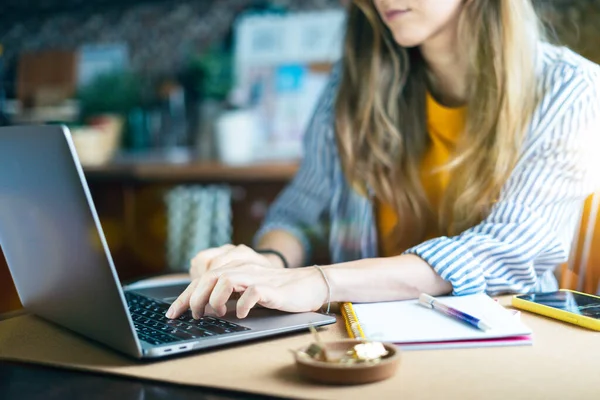 Kadını Uzaktan Öğrenim Online Eğitim Kırpılmış Eller Mutfakta Defter Başında — Stok fotoğraf