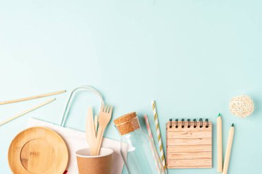 Eşya çantası, cam kavanoz ve geri dönüşümlü masa takımı üst görünümü. Sıfır atık, çevre dostu, doğal organik plastik konsept. Çatal bıçak takımı, toprak, nane arkaplanda kopyalanabilir..