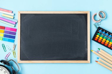 Mavi Tahta Arkaplan 'daki Renkli Tebeşir Kalem Defteri Kağıdı Kağıdı Tasviri. Model Tasarım Kopyalama Alanı ve Tedarik Üst Görünüm Düz Yatağı.