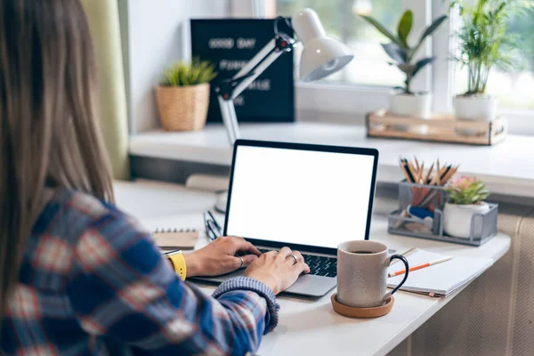 Beskuren Kvinna Skriver Bärbar Dator När Hon Sitter Hemma Närbild — Stockfoto