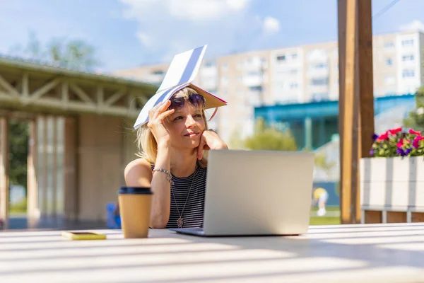 Şehirde Dizüstü Bilgisayarı Olan Gözlüklü Yetişkin Bir Kadın Güneşten Saklanıyor — Stok fotoğraf