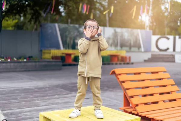 Vtipný úsměv smích dítě chlapec v kulaté brýle životní styl park portrét žák škola — Stock fotografie