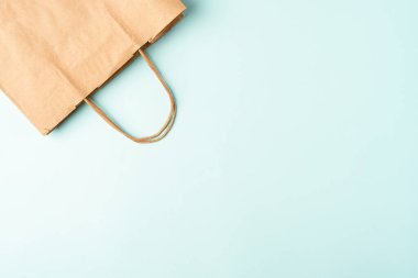 Satılık el çantası ve teslimat için. Sıfır atık, çevre dostu, doğal organik plastik konsept. Üst görünüm naneli arkaplanda kopyalama alanı ile biyolojik olarak bozunabilir.