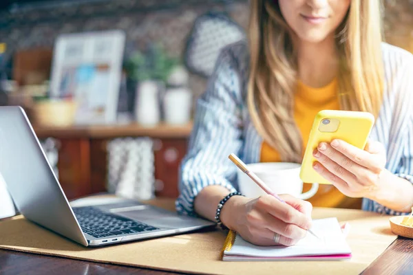 Distansutbildning Nätet Och Arbete Affärskvinna Skriver Anteckningsbok Skrivbordet Glad Och — Stockfoto