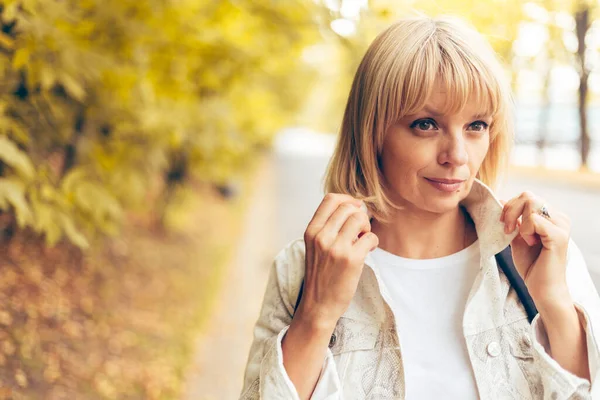 Retrato Una Hermosa Mujer Rubia Adulta Parque Otoño Paseo Por —  Fotos de Stock