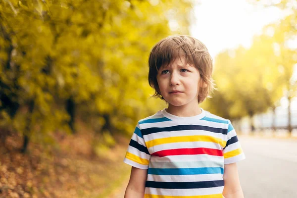Portrét Smutného Malého Dítěte Podzim Procházce Přírodou Venku — Stock fotografie