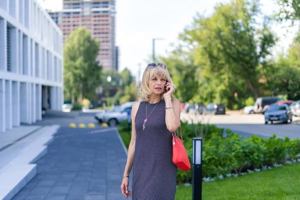 Hermosa Mujer Adulta Hablando Por Teléfono Afuera Una Calle Urbana —  Fotos de Stock