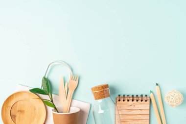 Eşya çantası, cam kavanoz, yeşil yapraklar ve geri dönüşümlü masa örtüsü manzarası. Sıfır atık, çevre dostu, doğal organik plastik konsept. Çatal bıçak takımı, toprak, kopyalama alanı ile ayrıştırılabilir.