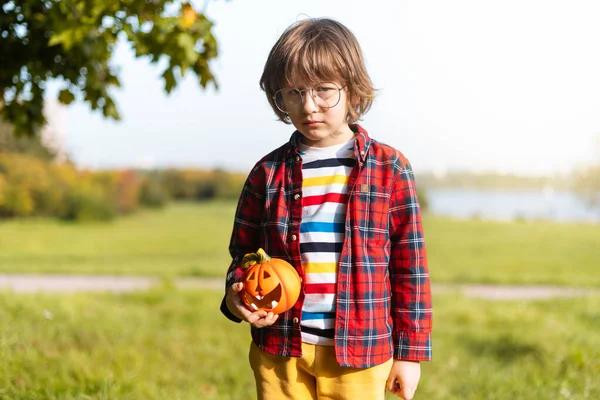 Lindo Niño Triste Gafas Juegan Con Calabaza Parque Otoño Halloween —  Fotos de Stock